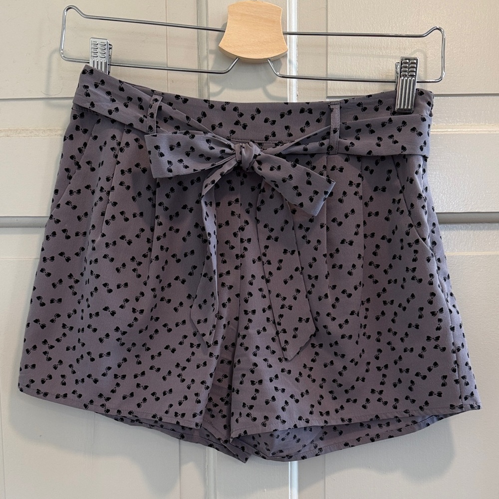 LC Lauren Conrad Grey Dressy Shorts with Black Bow-Tie Print Size 2